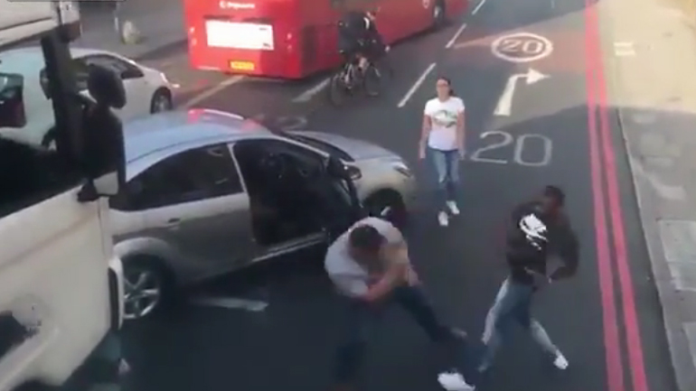 Πλακώθηκαν στο ξύλο στη μέση του δρόμου